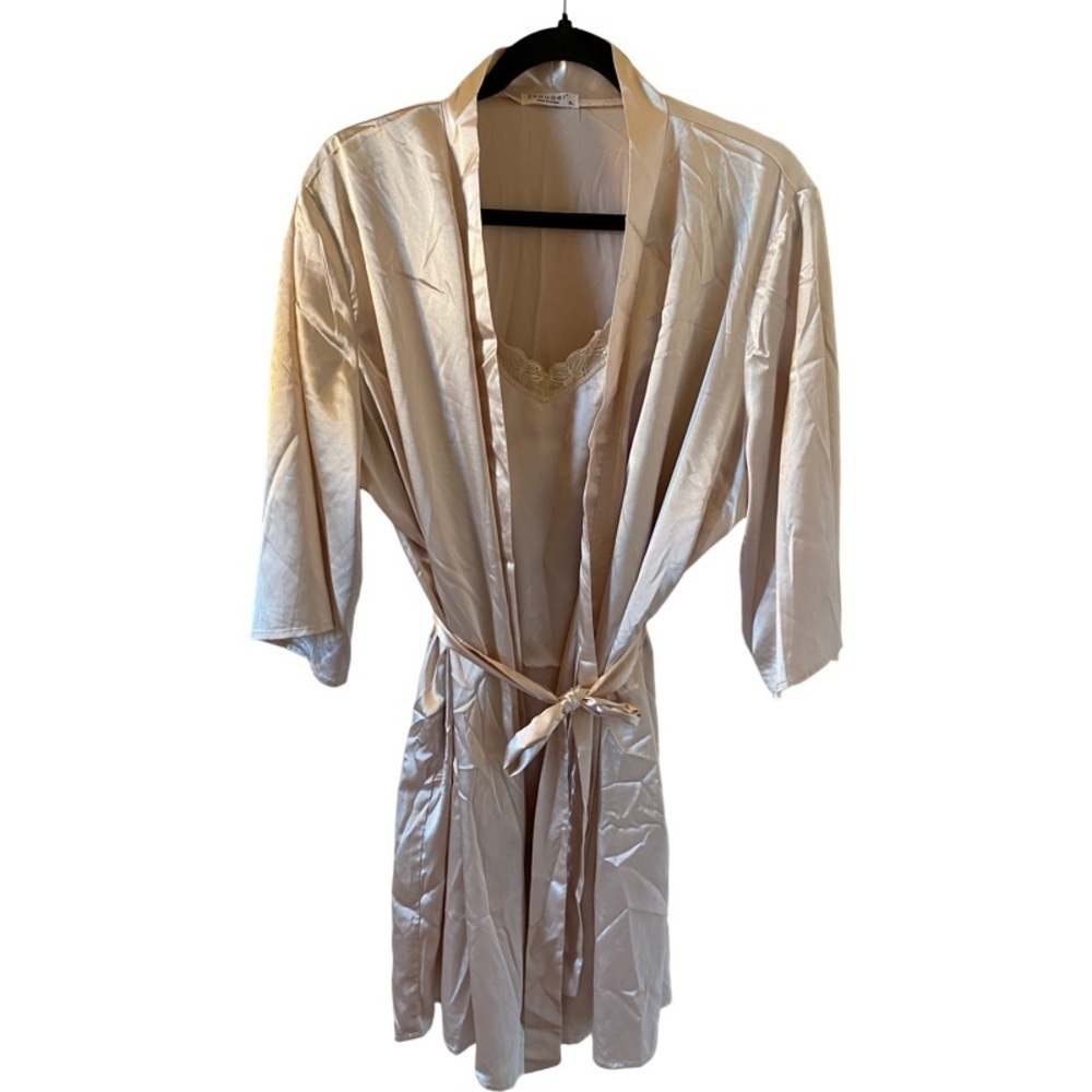 NWOT Ekouaer robe and nightie set. Light pink. Size XL. Tie waist. Lace v-neck.